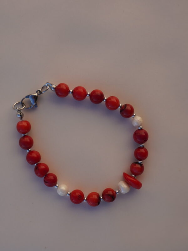 Pulsera Lilith - Coral Rojo y Perlas de Río